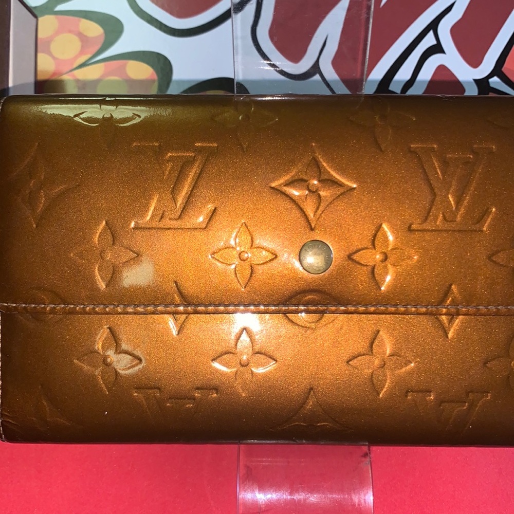 🔥 LOUIS VUITTON Vernice metallic‎ bronze/ gold patent Leather Sarah Wallet - Picture 4 of 11